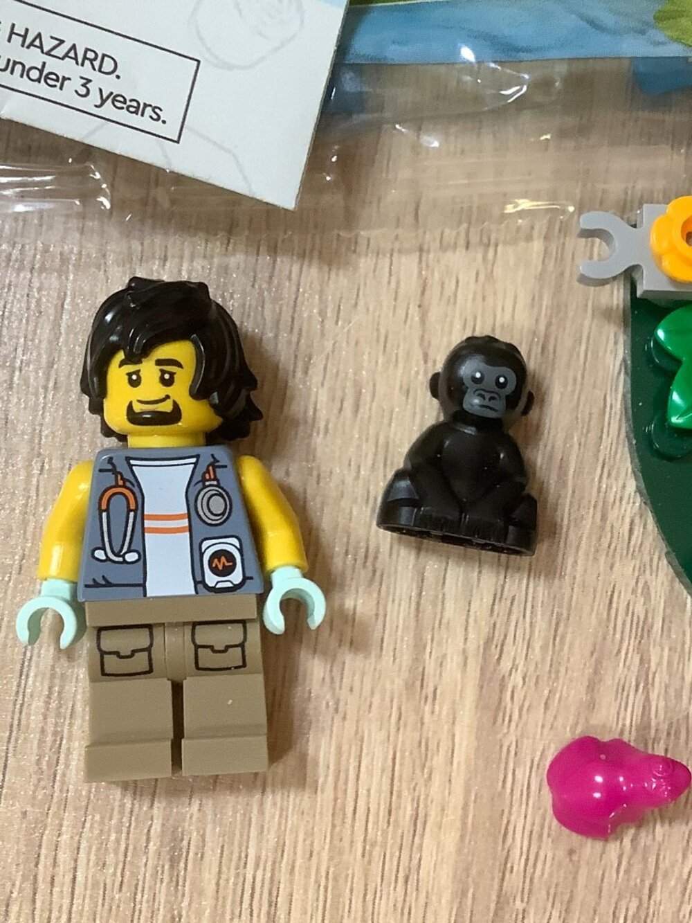 Lego veterinarian minifigure cty1780 and Baby Gorilla 30665